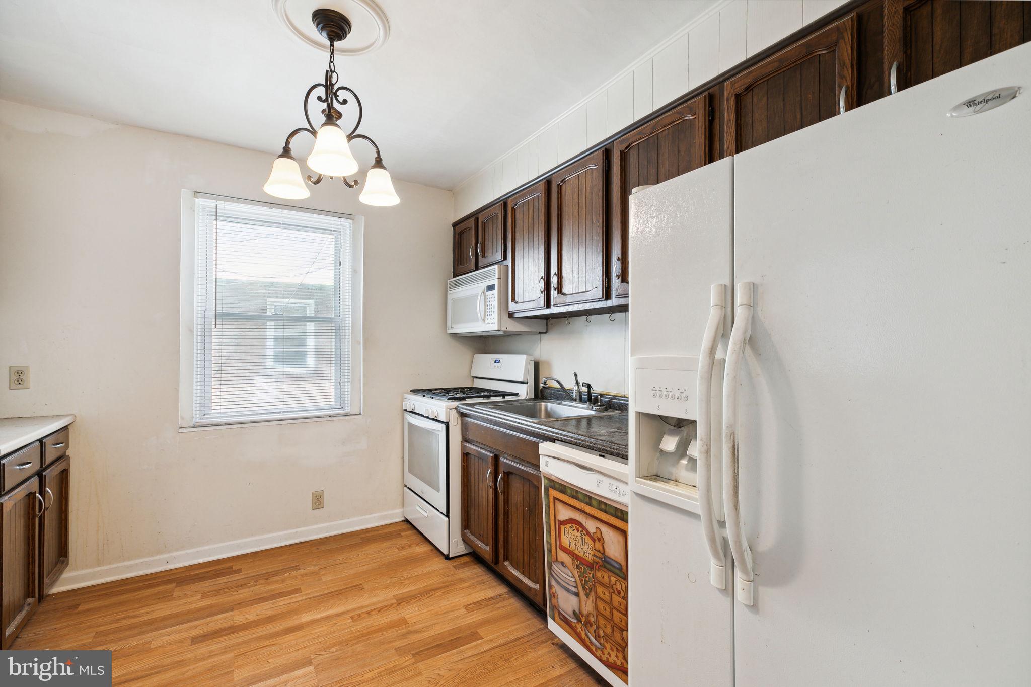 327 Avon Road Upper Darby, PA 19082 - Photo 9 of 29