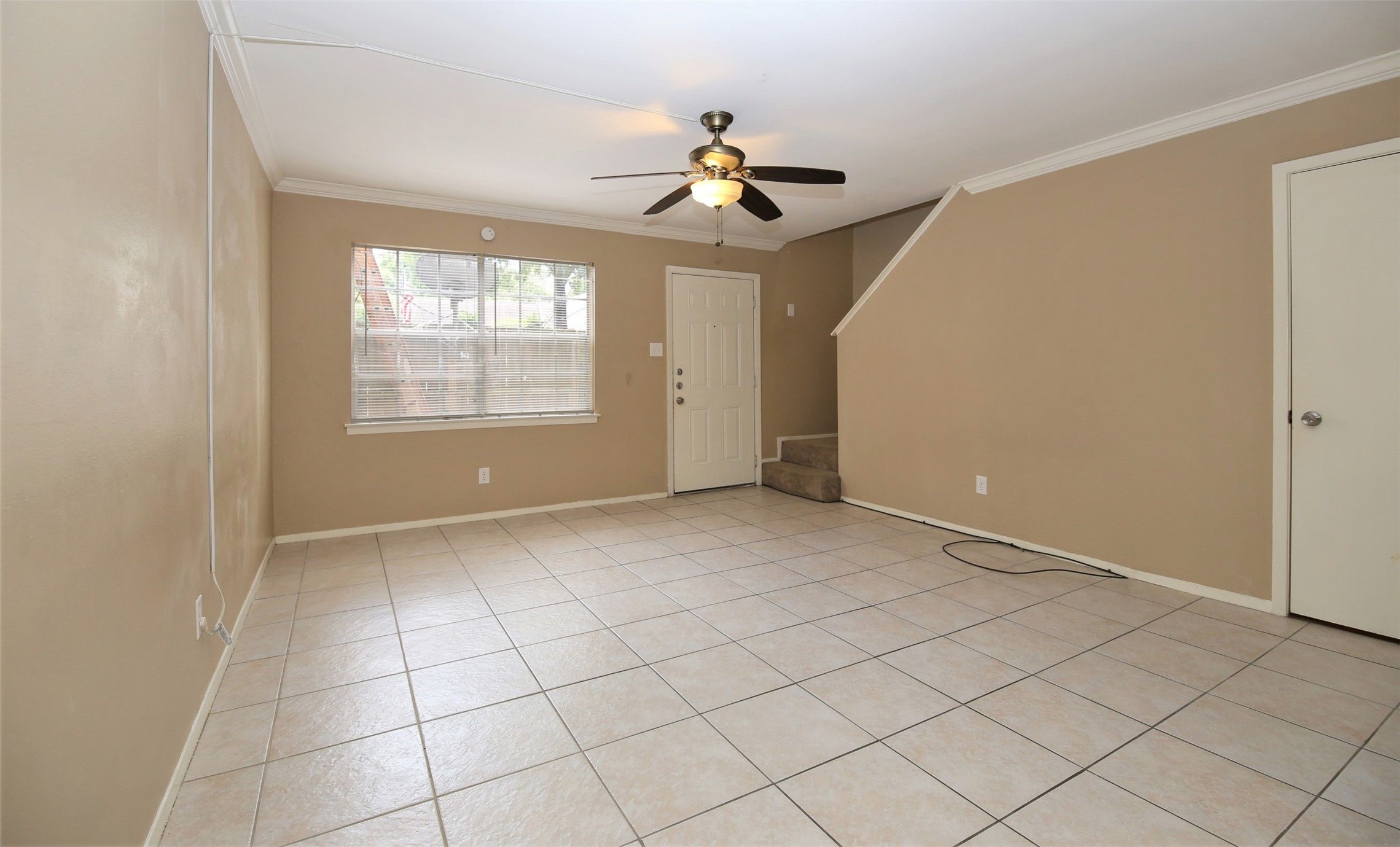 1433 Cedar Post Lane, Unit 27 Houston, TX 77055 - Photo 4 of 18 a view of an empty room with a window