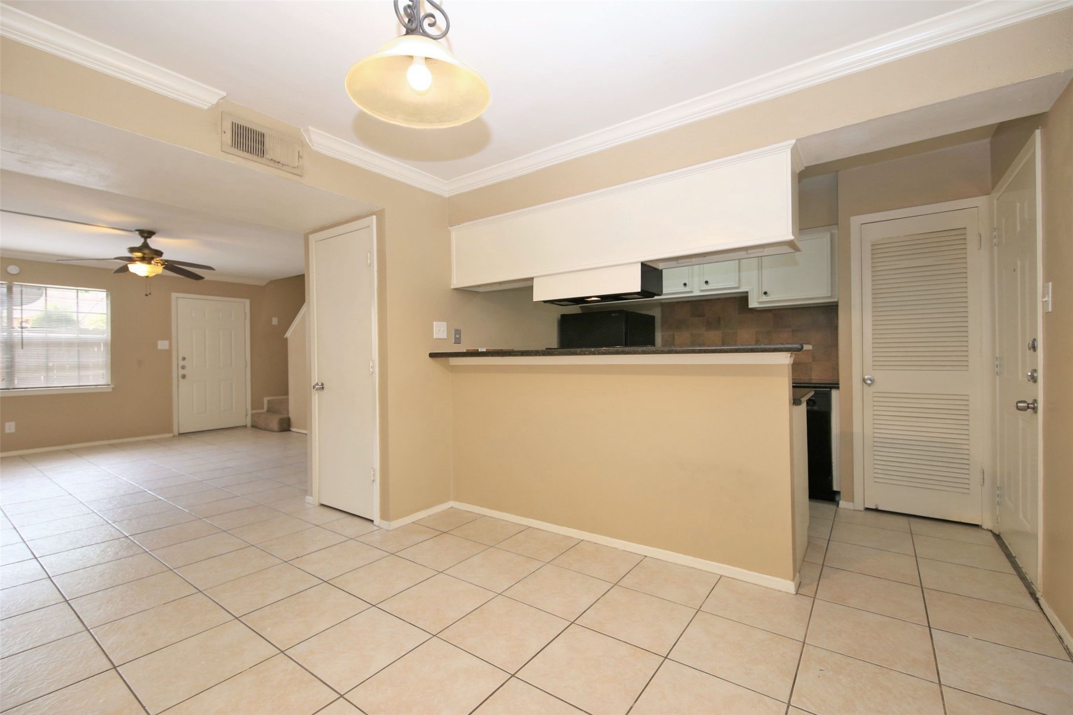 1433 Cedar Post Lane, Unit 27 Houston, TX 77055 - Photo 5 of 18 a view of a kitchen with a sink and cabinets