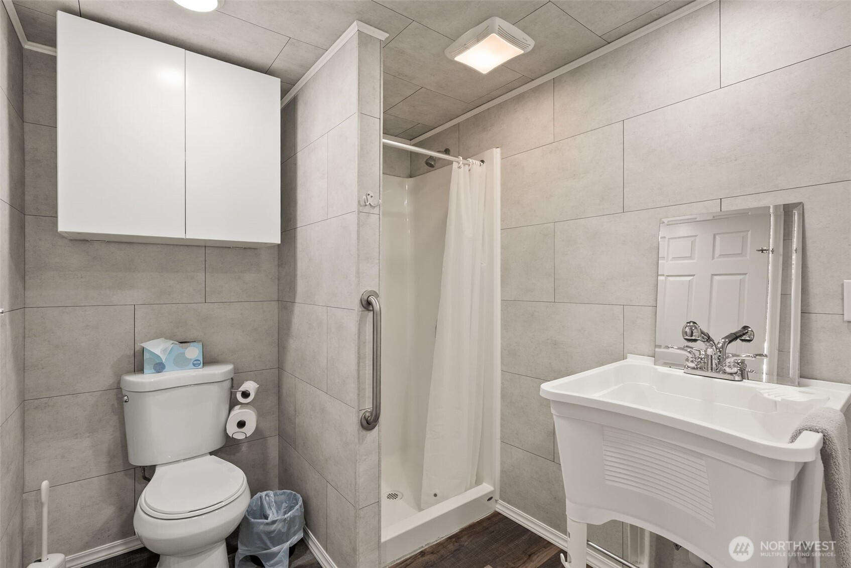 1241 Koontz Road Chehalis, WA 98532 - Photo 22 of 38 a bathroom with a toilet sink and shower