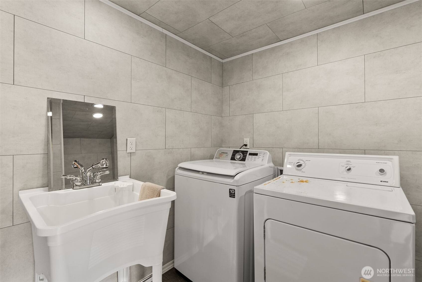 1241 Koontz Road Chehalis, WA 98532 - Photo 23 of 38 a utility room with dryer and washer