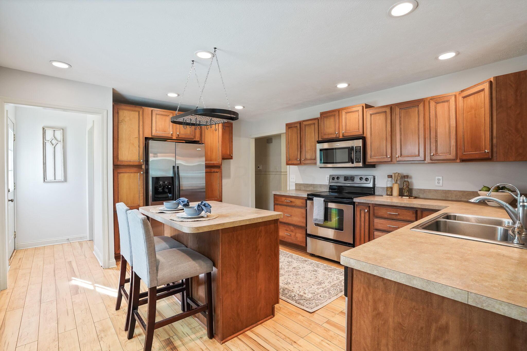 4776 Baldwin Road Hilliard, OH 43026 - Photo 12 of 41 Center island with seating