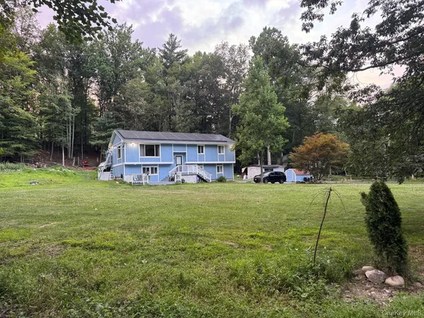 a view of a house with backyard