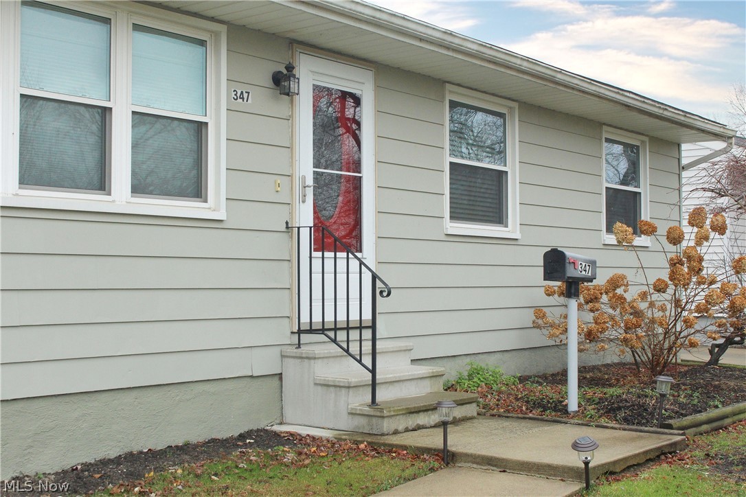 347 South Ridge Drive Cleveland, OH 44109 - Photo 3 of 35 Gallery Image 3