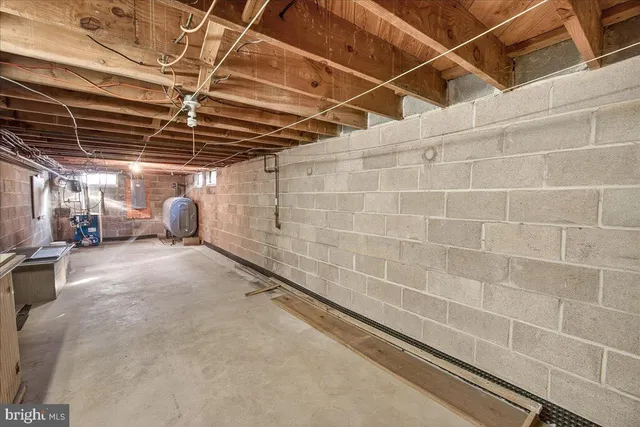a view of livingroom with furniture