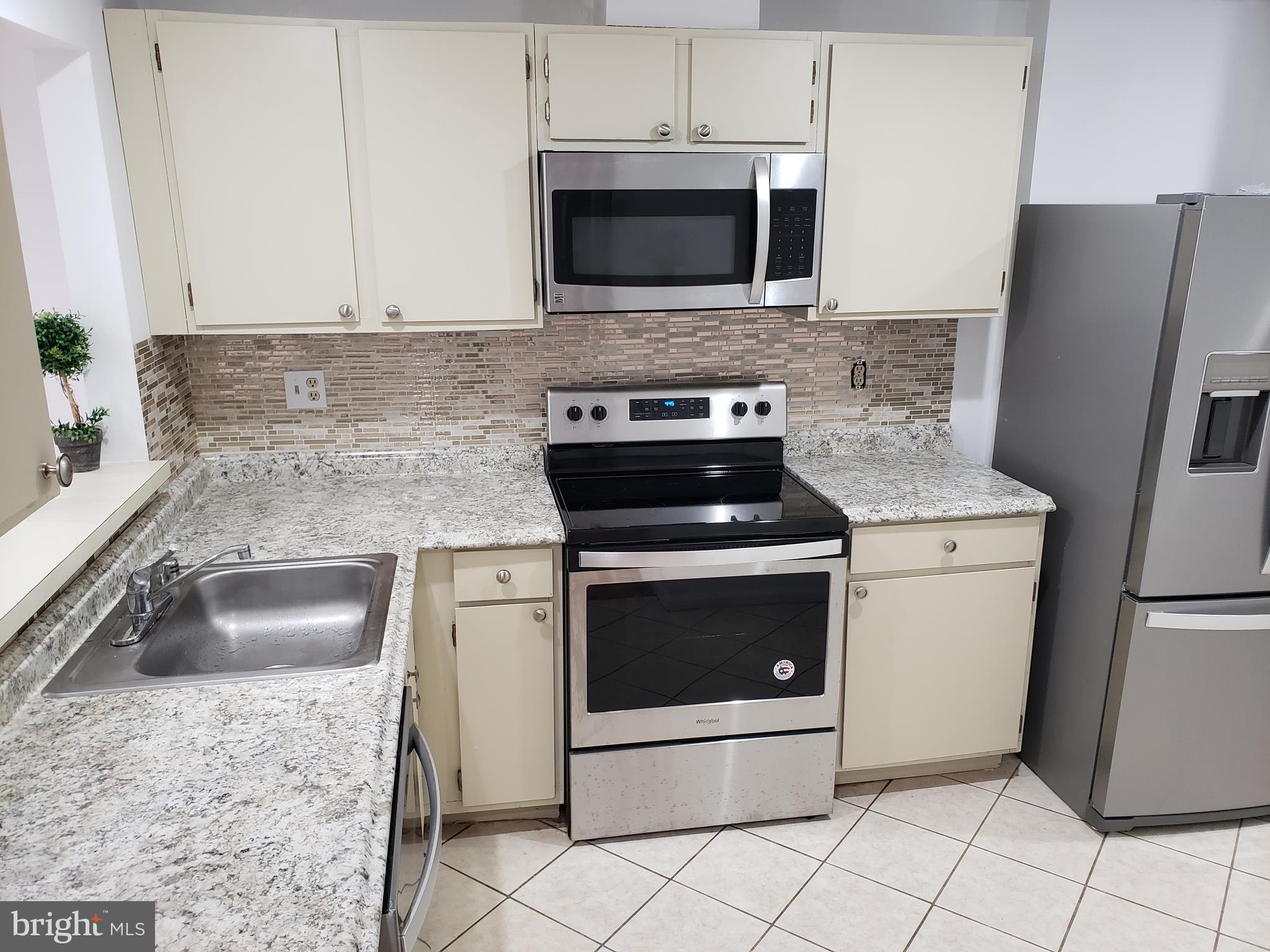 424 Legato Terrace Silver Spring, MD 20901 - Photo 4 of 14 Kitchen