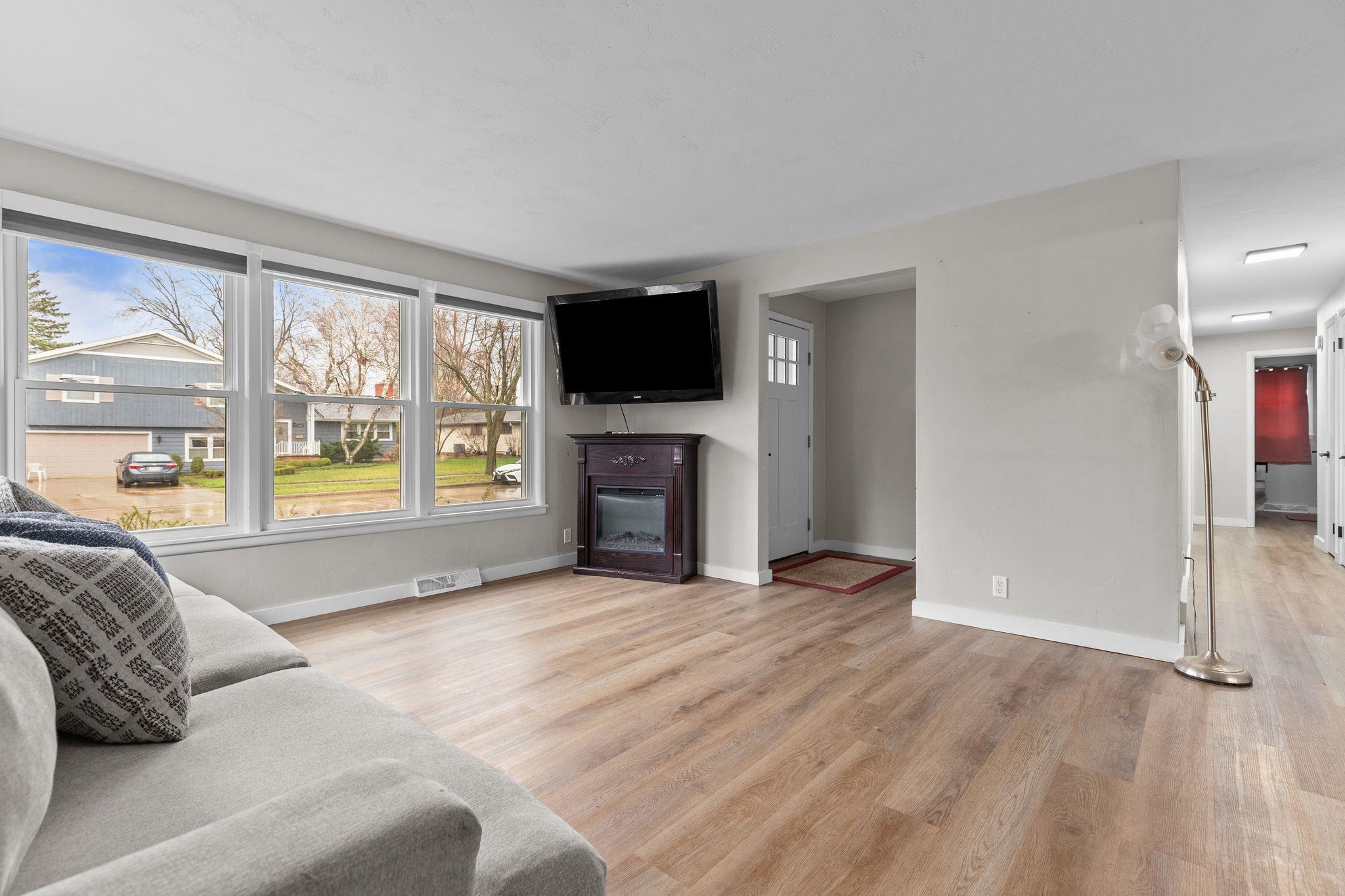 2007 South Gladys Avenue Appleton, WI 54915 - Photo 8 of 38