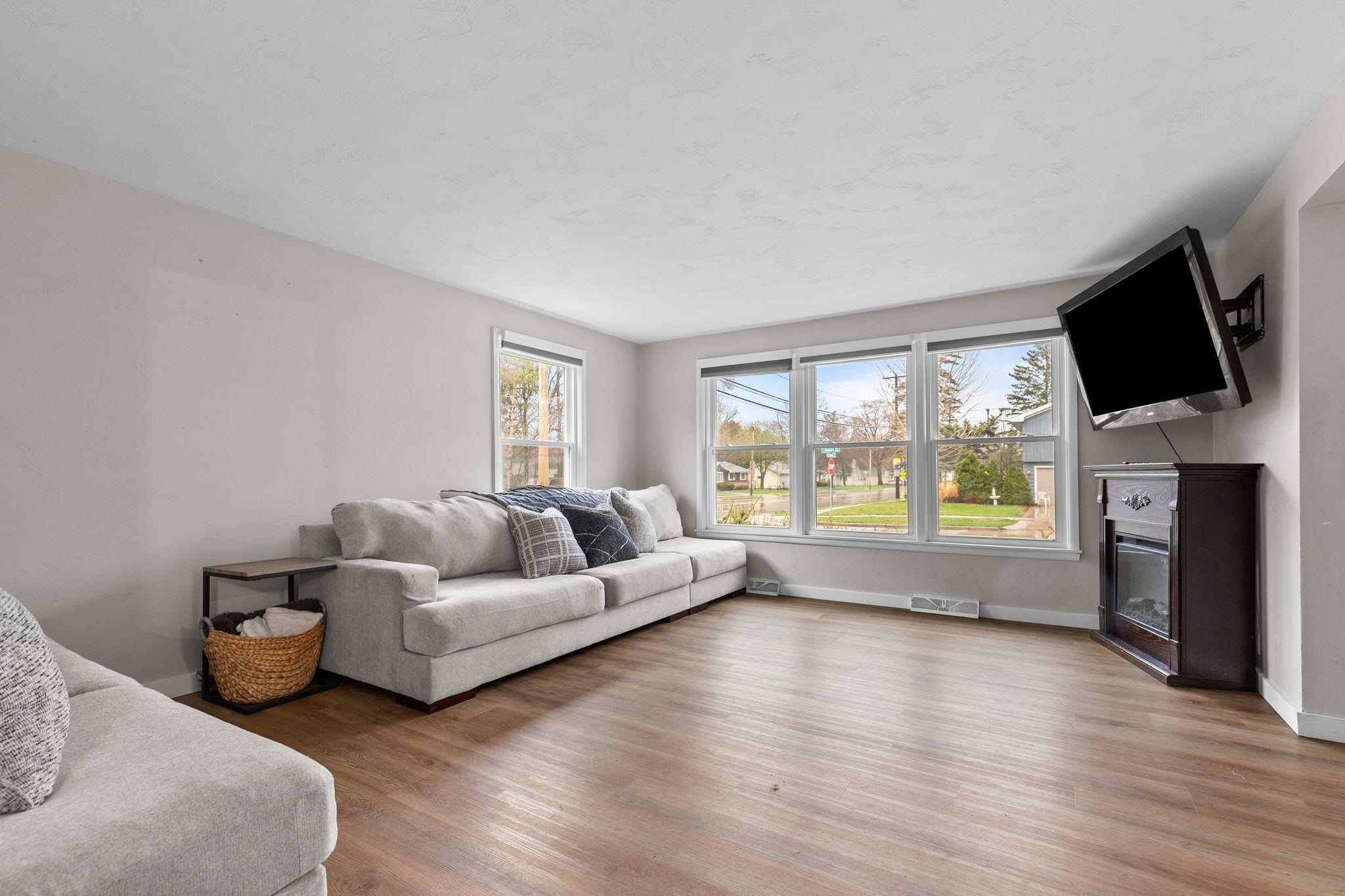 2007 South Gladys Avenue Appleton, WI 54915 - Photo 9 of 38