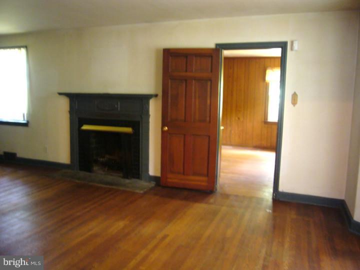 6161 Parkside Road Flourtown, PA 19031 - Photo 3 of 16 Living Room