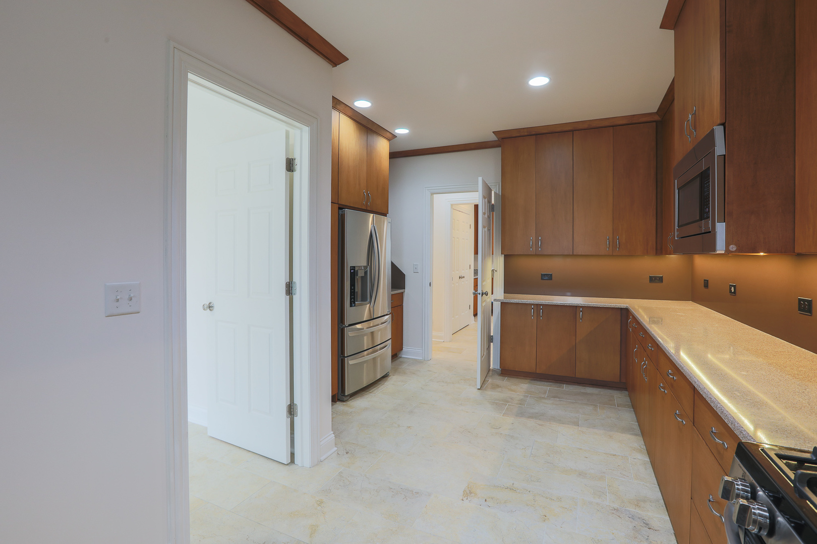 7820 South County Line Road Burr Ridge, IL 60527 - Photo 15 of 40 a large kitchen with a refrigerator and a sink