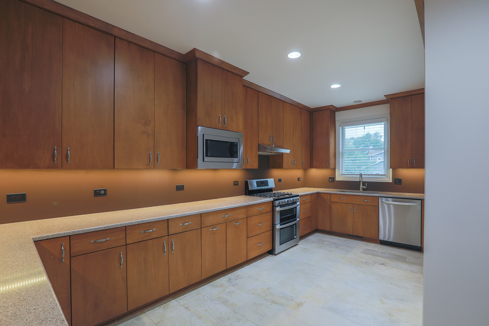 7820 South County Line Road Burr Ridge, IL 60527 - Photo 18 of 40 a kitchen with sink a microwave and cabinets