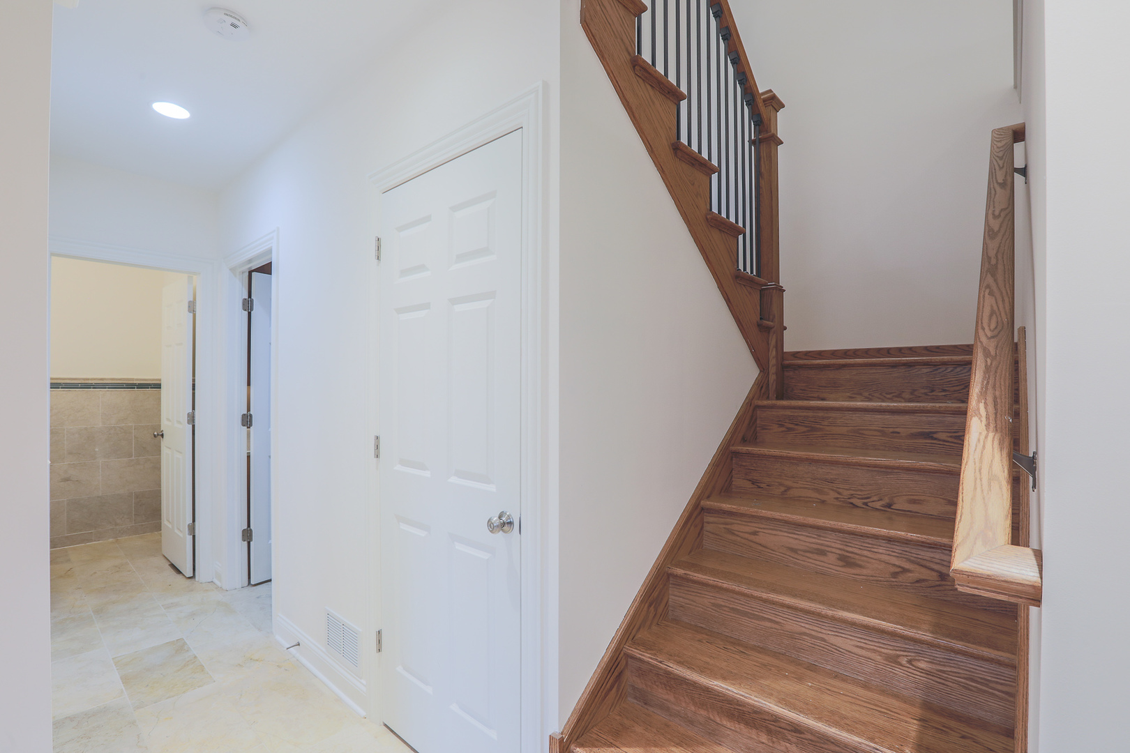 7820 South County Line Road Burr Ridge, IL 60527 - Photo 20 of 40 a view of a hallway with staircase