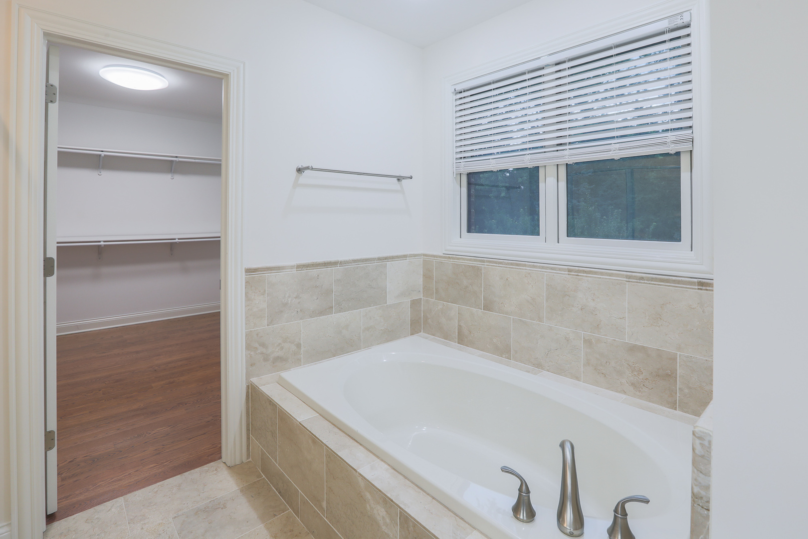 7820 South County Line Road Burr Ridge, IL 60527 - Photo 24 of 40 a bathroom with a bathtub