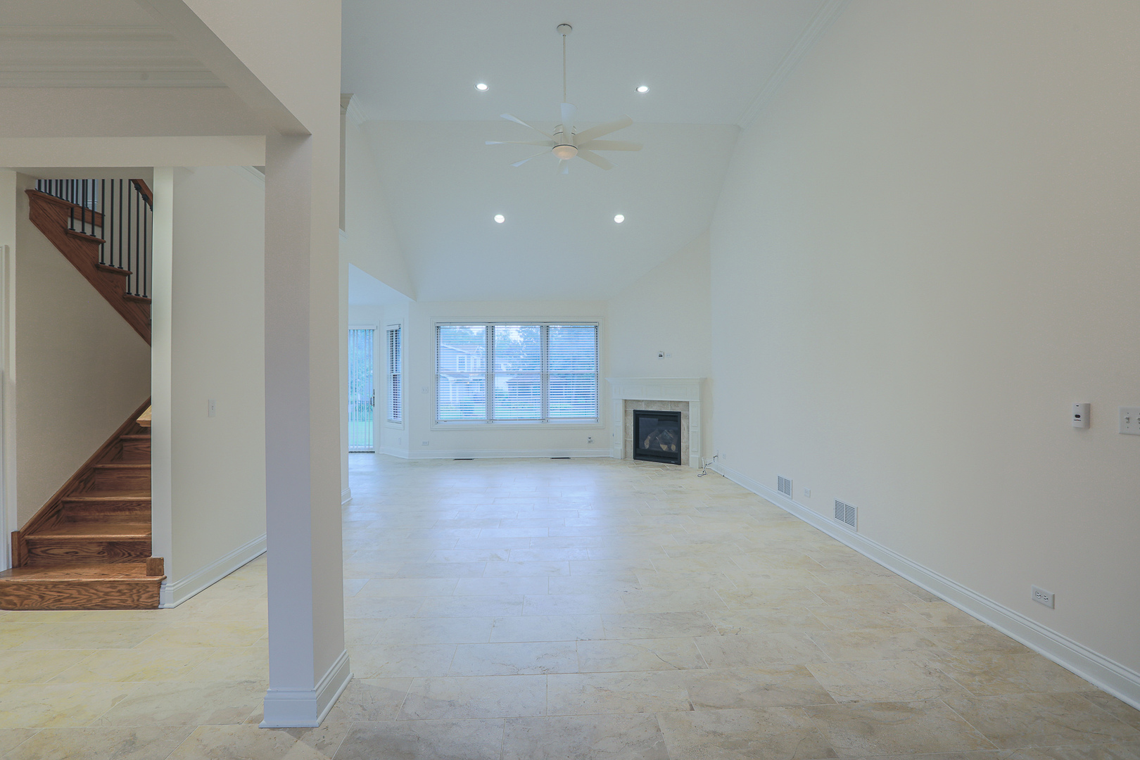 7820 South County Line Road Burr Ridge, IL 60527 - Photo 9 of 40 en empty room with windows and pillars in it