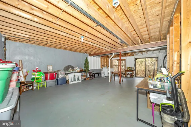 a view of a yard of the house