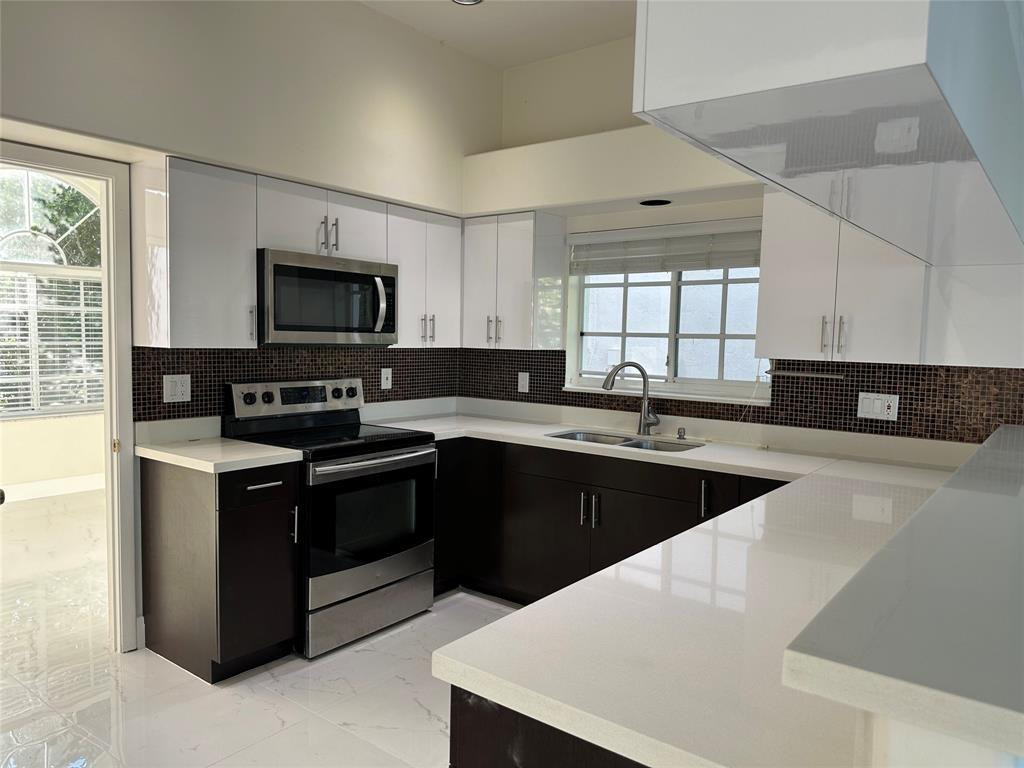 528 Water Point Weston, FL 33326 - Photo 2 of 10 Kitchen