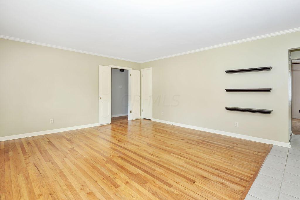 918 Farnham Road Columbus, OH 43220 - Photo 6 of 77 Living Room