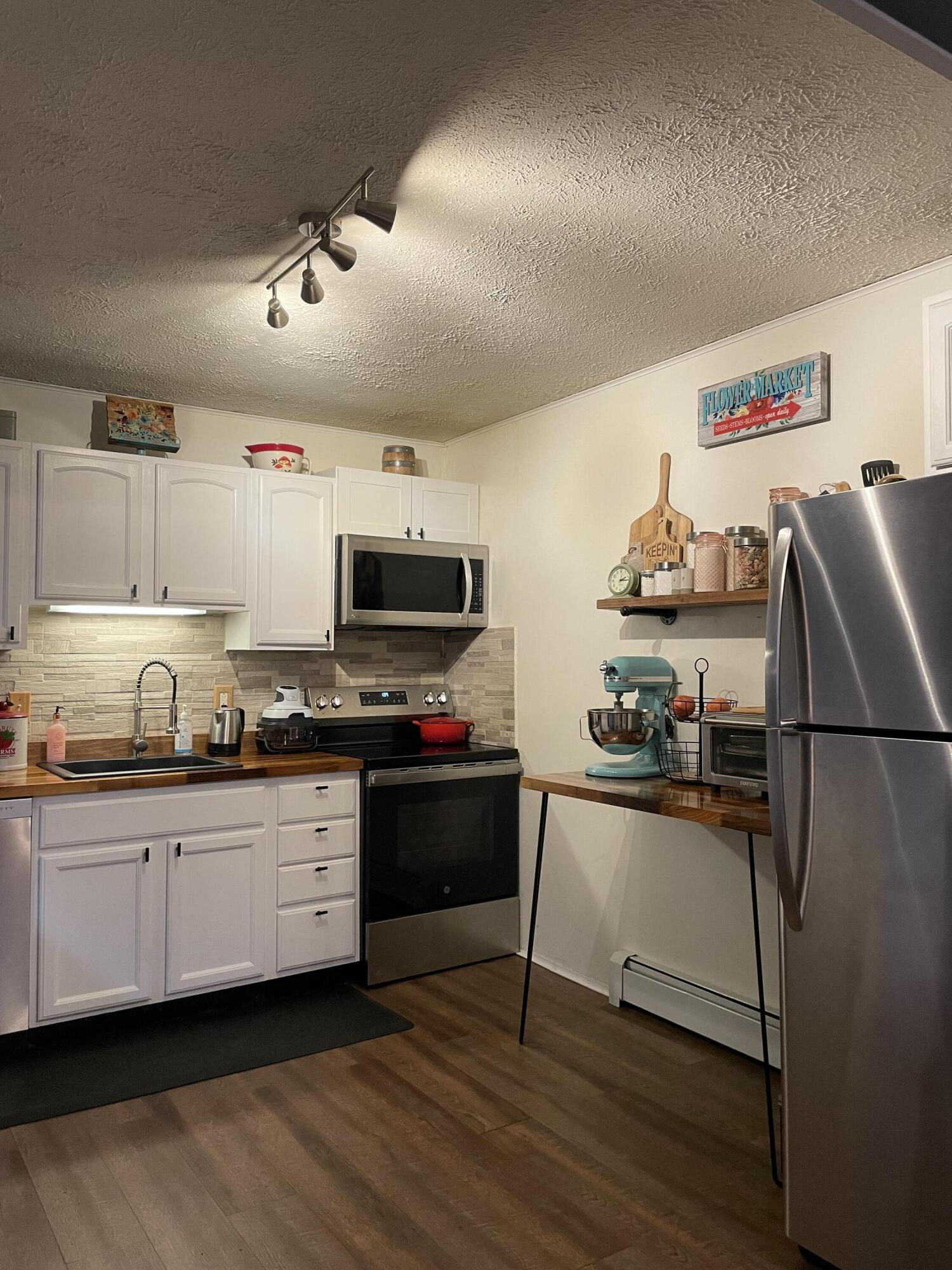 2122 Woodthrush Court Bushkill, PA 18324 - Photo 7 of 29 a kitchen with granite countertop a refrigerator stove top oven and sink