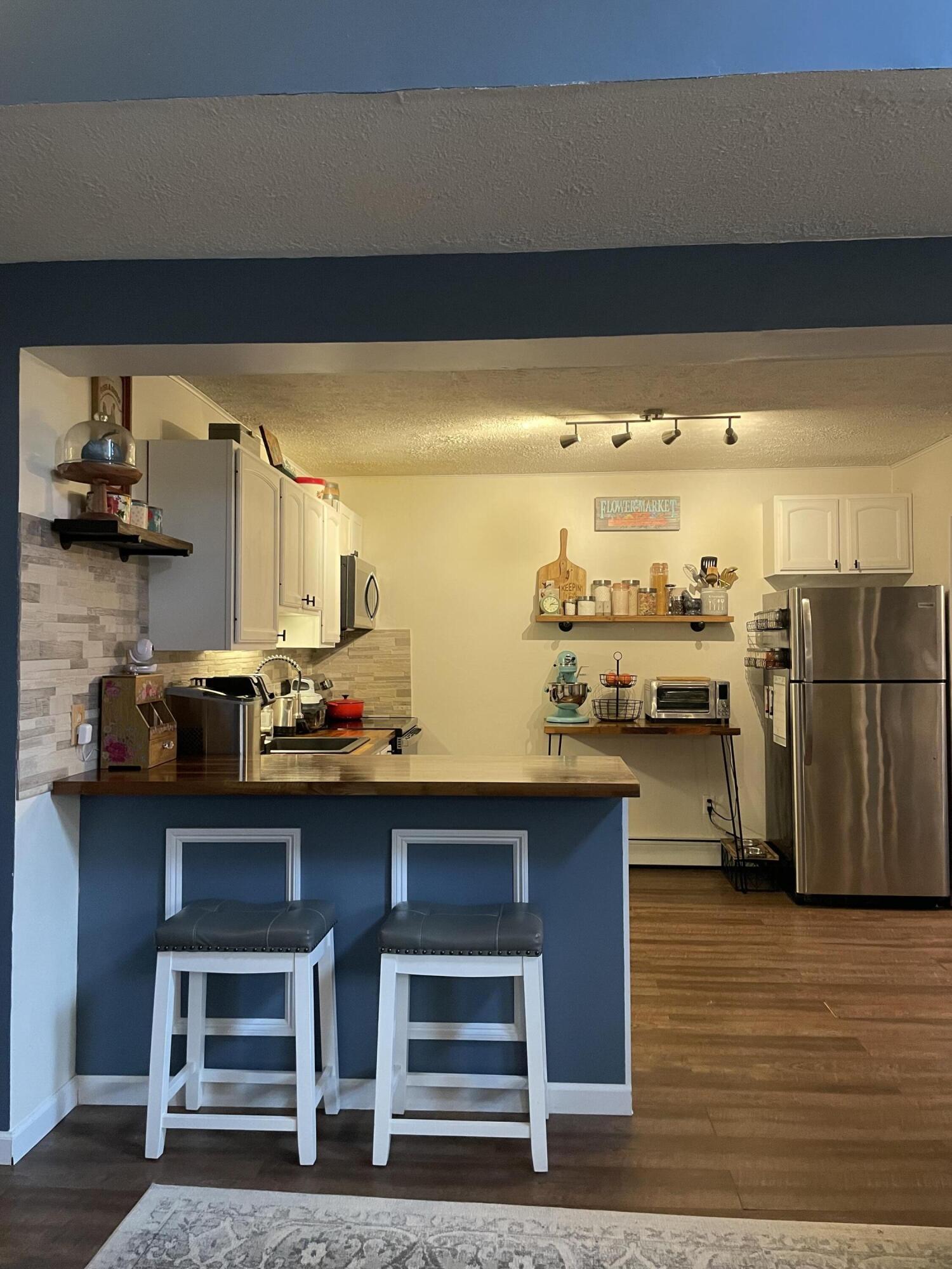 2122 Woodthrush Court Bushkill, PA 18324 - Photo 10 of 29 a kitchen with lots of counter top space and appliances