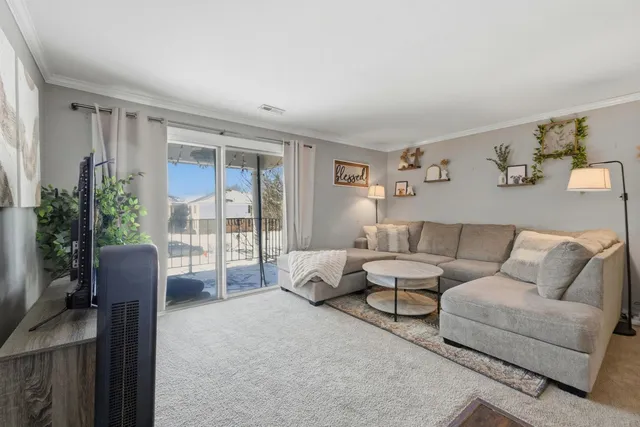 $195,000 | 963 Golf Course Road, Unit 5, Crystal Lake, IL 60014