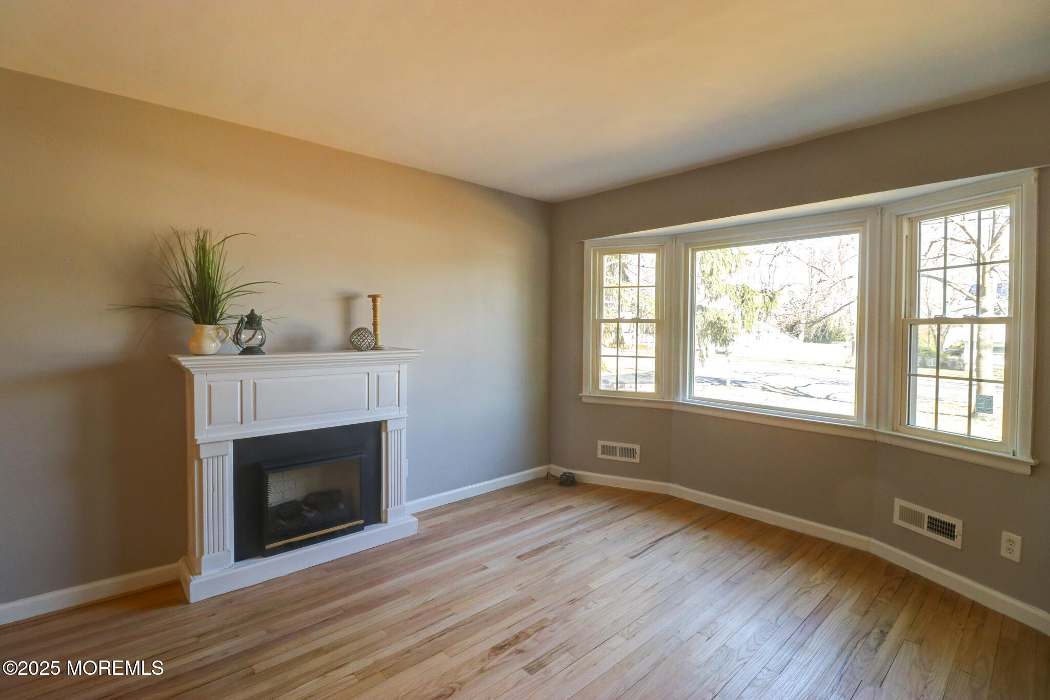 42 Cherry Tree Farm Road Middletown, NJ 07748 - Photo 4 of 40 livingroom