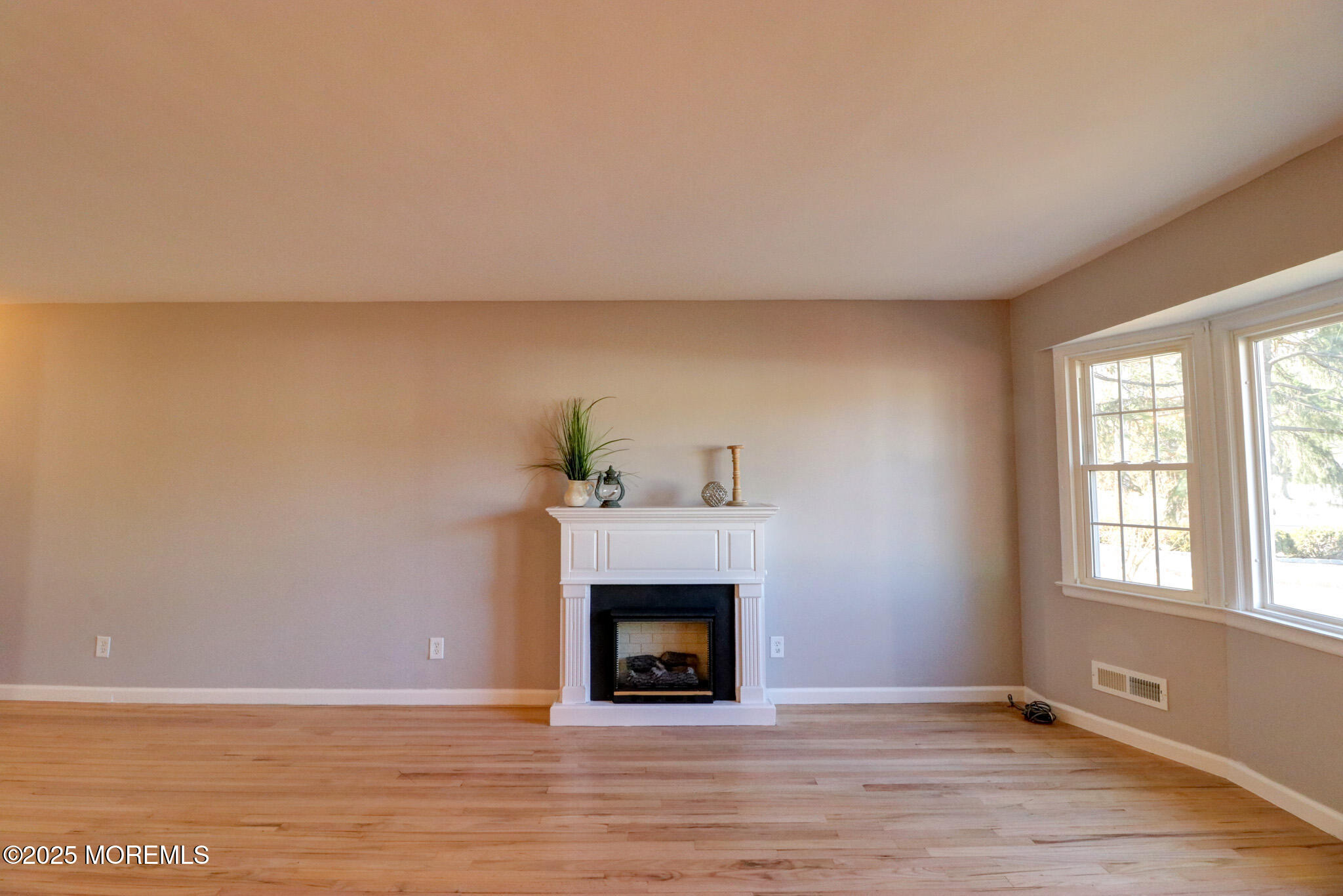 42 Cherry Tree Farm Road Middletown, NJ 07748 - Photo 5 of 40 livingroom-2