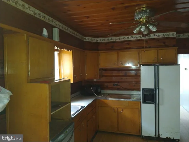 $950 | 634 East 4th Street, Mount Carmel, PA 17851