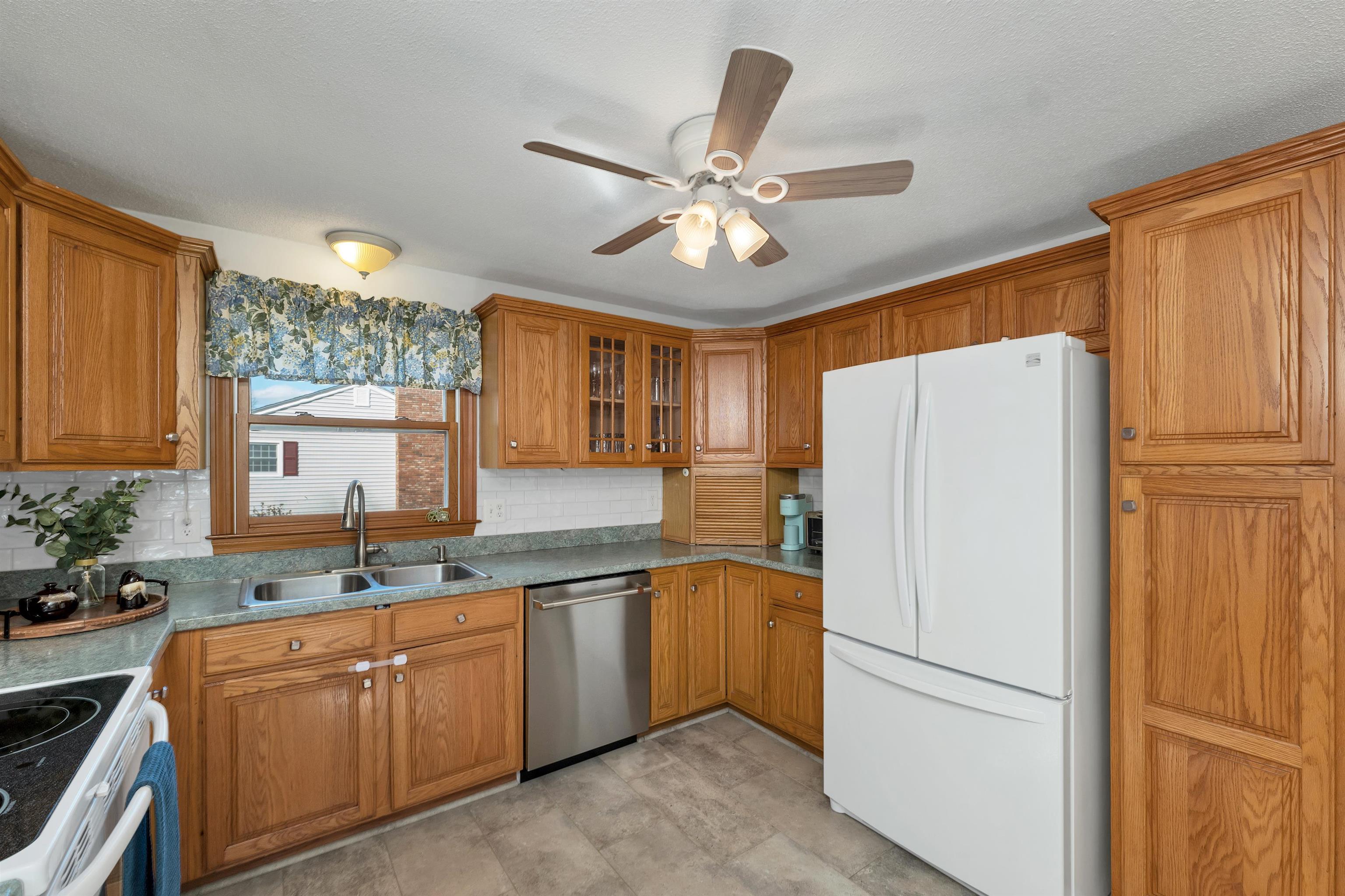 51 Bedard Avenue Derry, NH 03038 - Photo 16 of 34