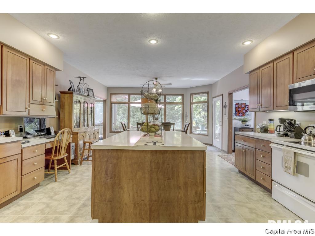 3916 Surry Pl Lane Springfield, IL 62711 - Photo 8 of 36