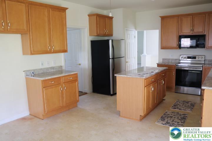 2509 Somerset Road Whitehall, PA 18052 - Photo 18 of 58 Kitchen