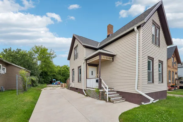 $200,000 | 1222 Summit Avenue, Racine, WI 53404