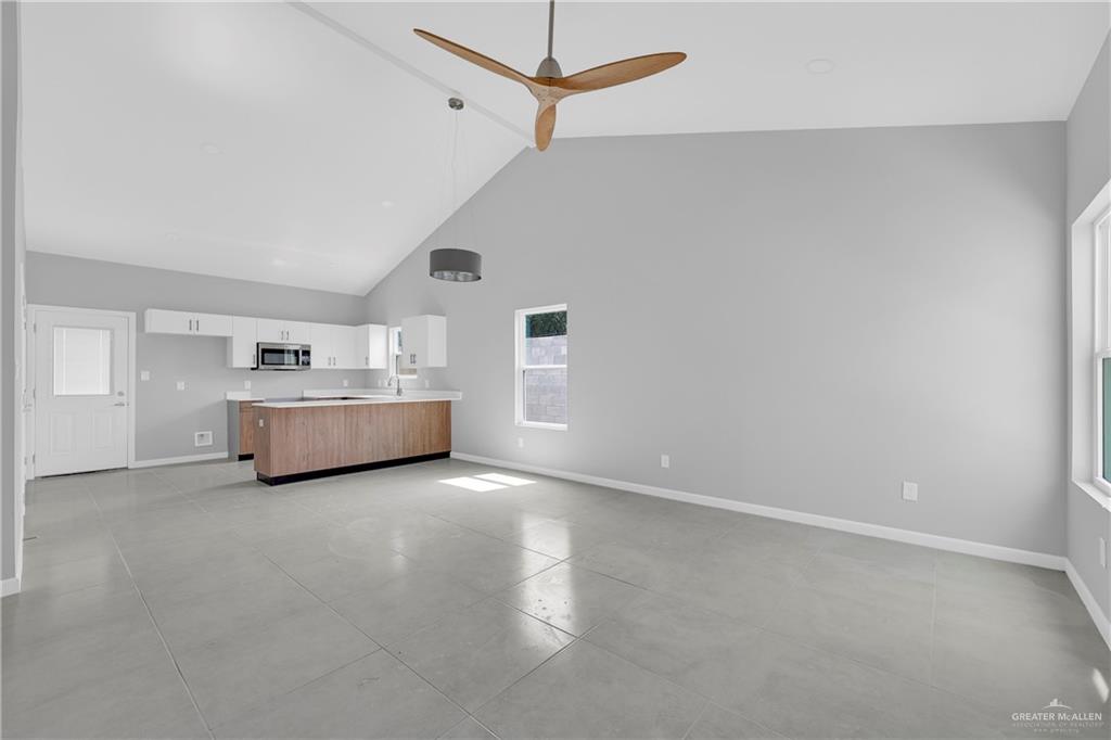 700 Oriole Road, Unit 4 Weslaco, TX 78596 - Photo 4 of 12 a view of a livingroom with a kitchen