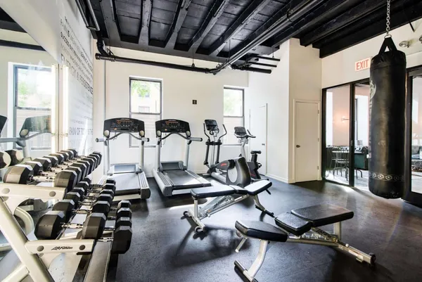 $1,300 | 5718 North Winthrop Avenue, Unit 307, Chicago, IL 60660