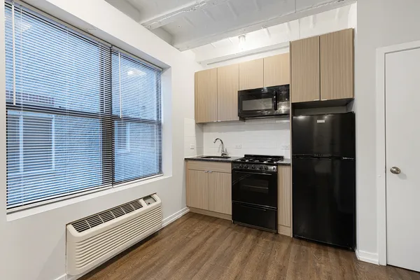$1,300 | 5718 North Winthrop Avenue, Unit 307, Chicago, IL 60660