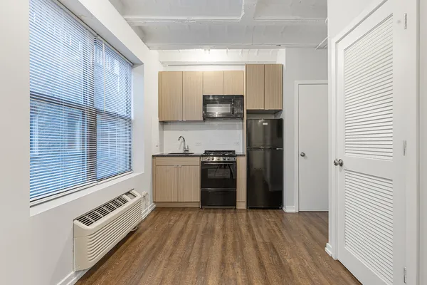 $1,300 | 5718 North Winthrop Avenue, Unit 307, Chicago, IL 60660