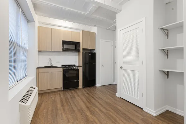 $1,300 | 5718 North Winthrop Avenue, Unit 307, Chicago, IL 60660