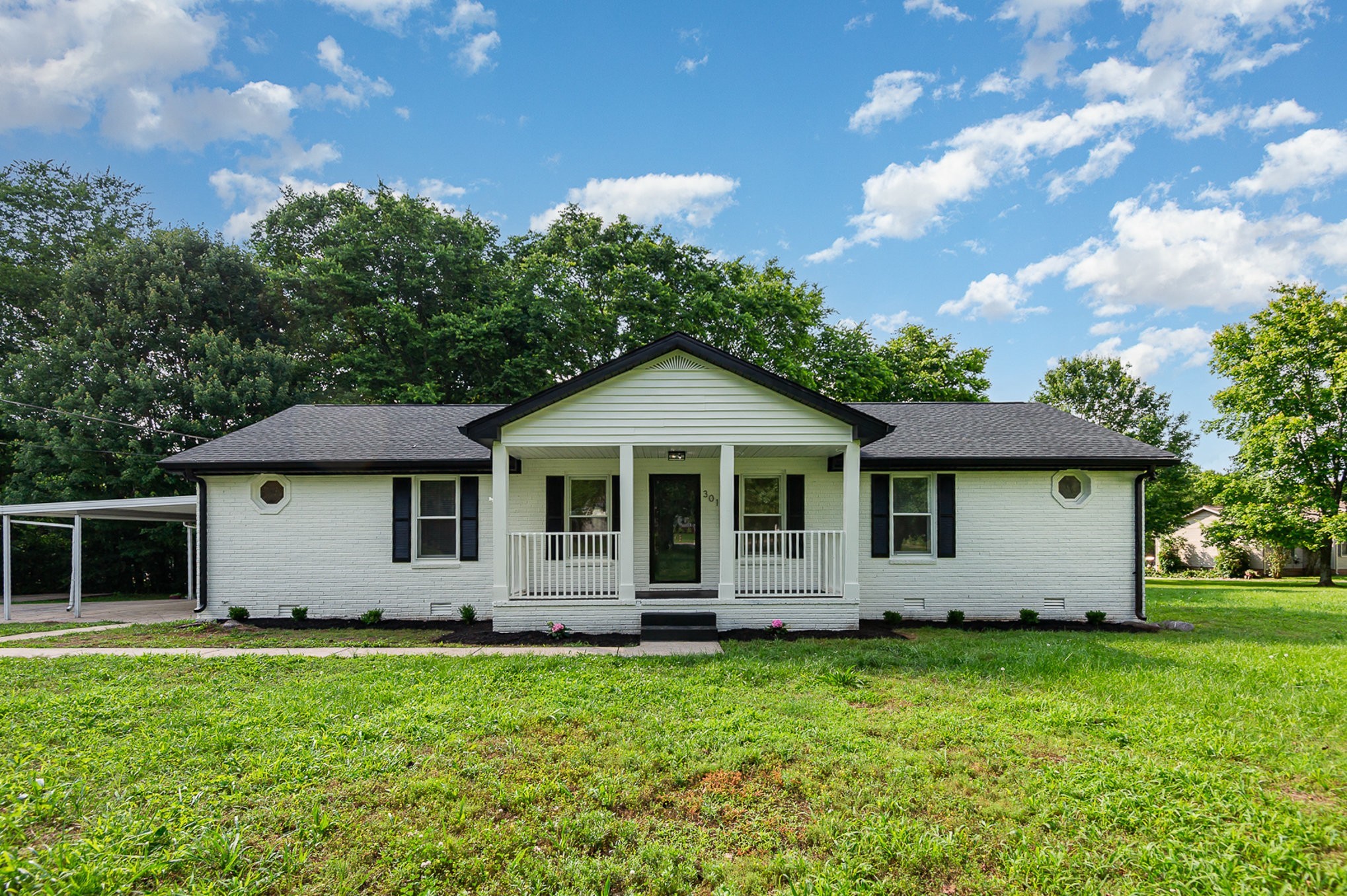 a view of a house with backyard