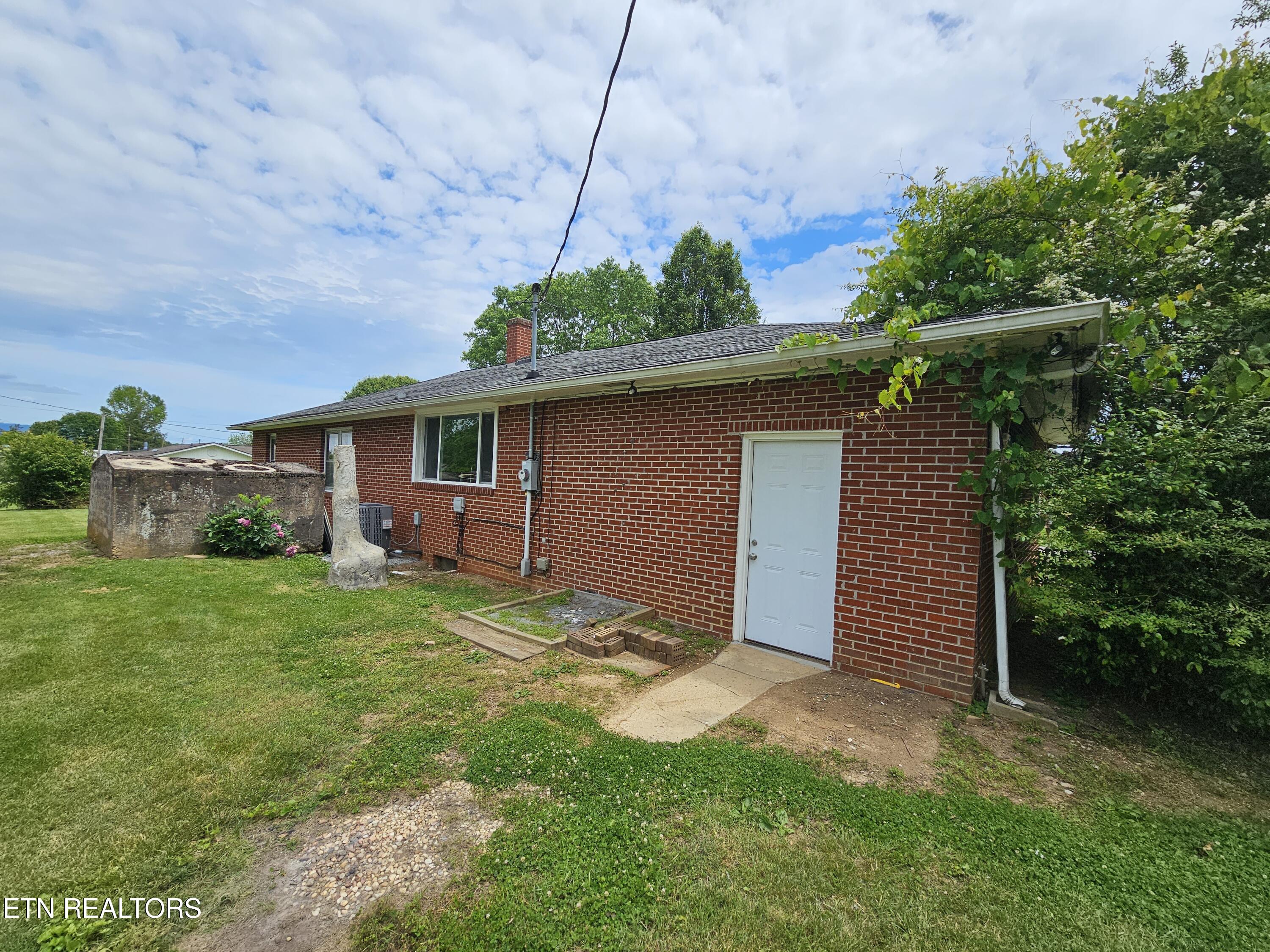 335 Bristol Road Harrogate, TN 37752 - Photo 2 of 16 20250525_142345