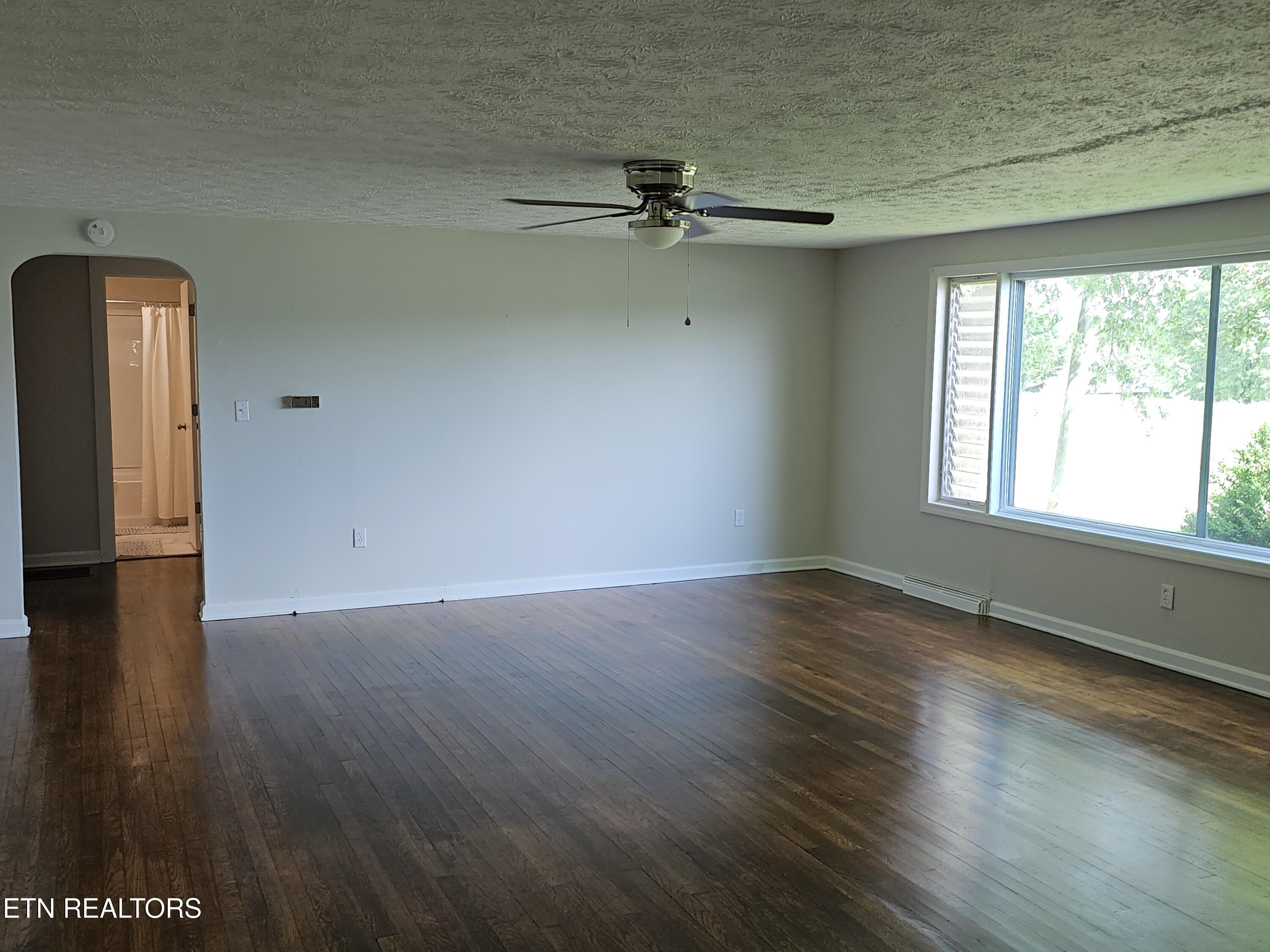 335 Bristol Road Harrogate, TN 37752 - Photo 5 of 16 20250515_153336