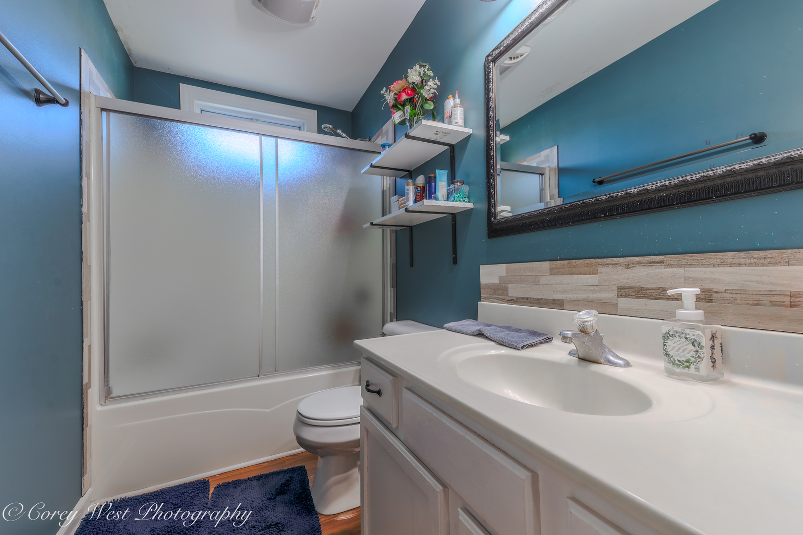 607 North 9th Street DeKalb, IL 60115 - Photo 5 of 14 a bathroom with a sink toilet and shower