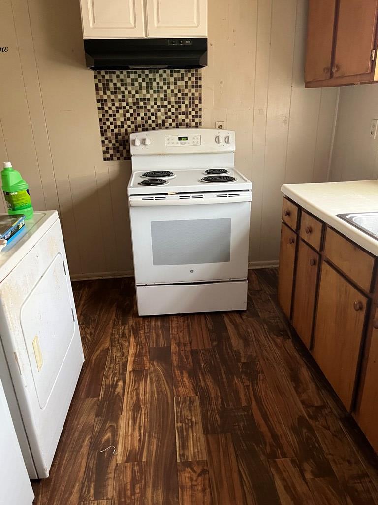 200 Hunt Circle, Unit 200 Manchester, GA 31816 - Photo 5 of 14 a stove top oven sitting inside of a kitchen