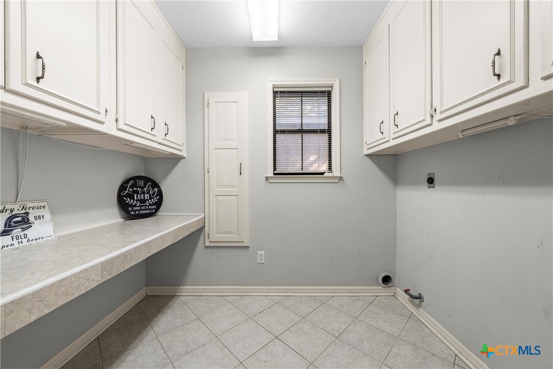 3601 Willow Bend Circle Waco, TX 76708 - Photo 15 of 37 a bathroom with a sink and a window