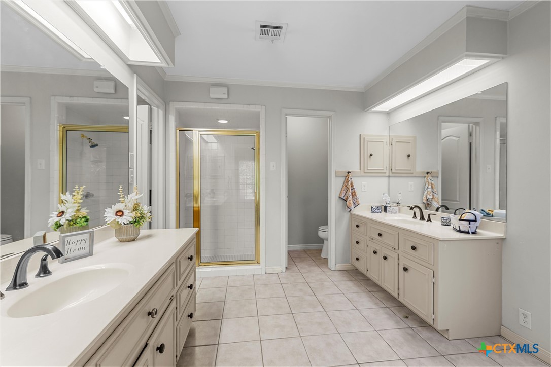 3601 Willow Bend Circle Waco, TX 76708 - Photo 18 of 37 a bathroom with a double vanity sink mirror and double