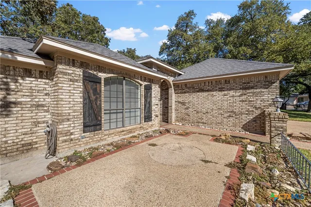 a view of house with backyard
