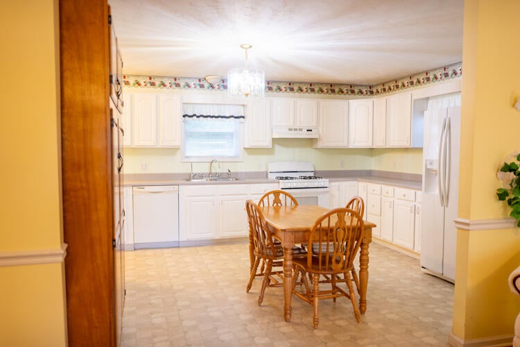 385 South Sandbranch Road Beckley, WV 25801 - Photo 6 of 25 Gallery Image 6