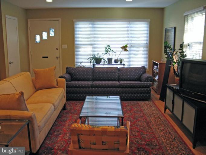 6215 Frederick Road Catonsville, MD 21228 - Photo 3 of 23 Living Room