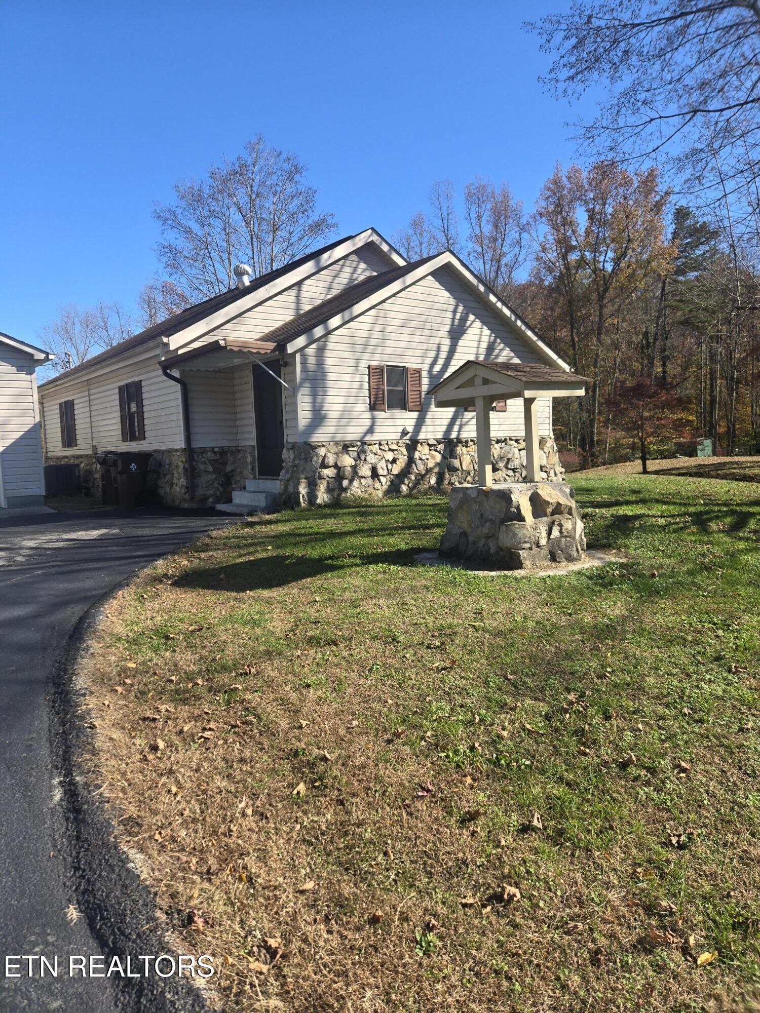 152 Batley Loop Road Clinton, TN 37716 - Photo 3 of 13