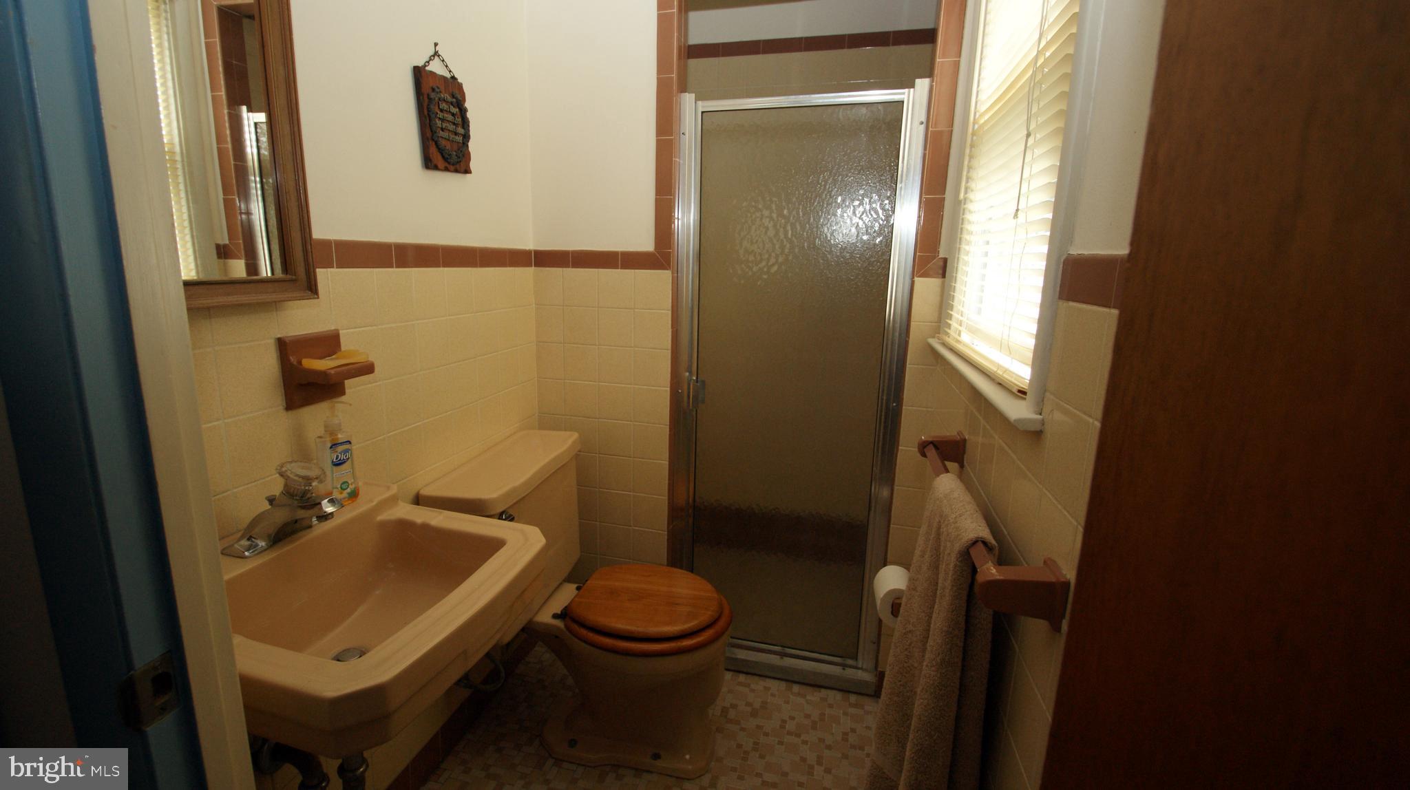 3231 Oak Road Huntingdon Valley, PA 19006 - Photo 15 of 23 Owner's Bath