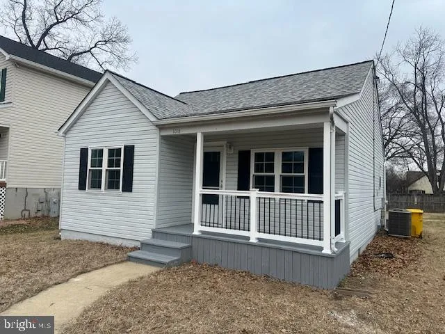 an empty room with wooden floor and mirror