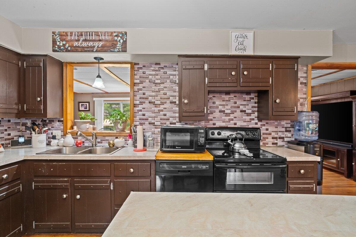 3315 Aspen Road Kunkletown, PA 18058 - Photo 19 of 32 a kitchen with stainless steel appliances a stove and a sink